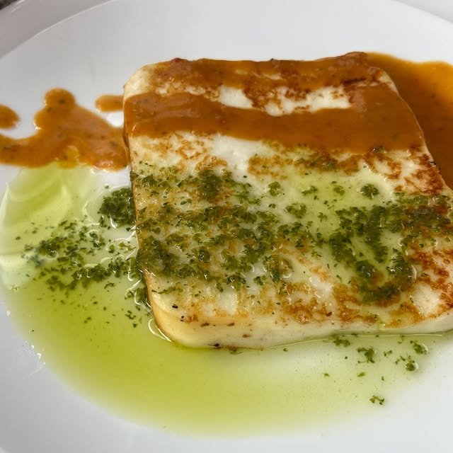 Queso a la plancha con mojo y aceite de hierbas