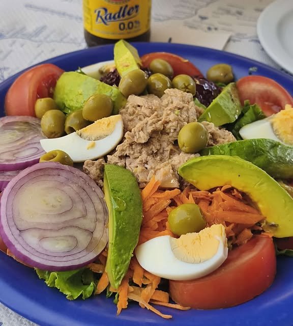 Ensalada de atún, huevo y aguacate