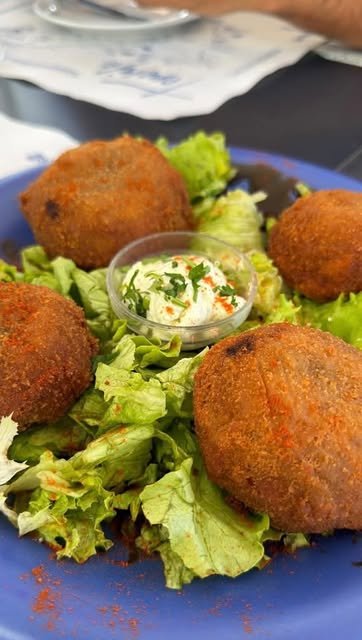 Croquetas sobre lechuga