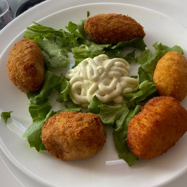 Croquetas con salsa